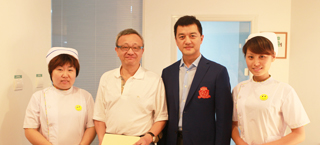 瑞银慈善论坛嘉宾参观医院